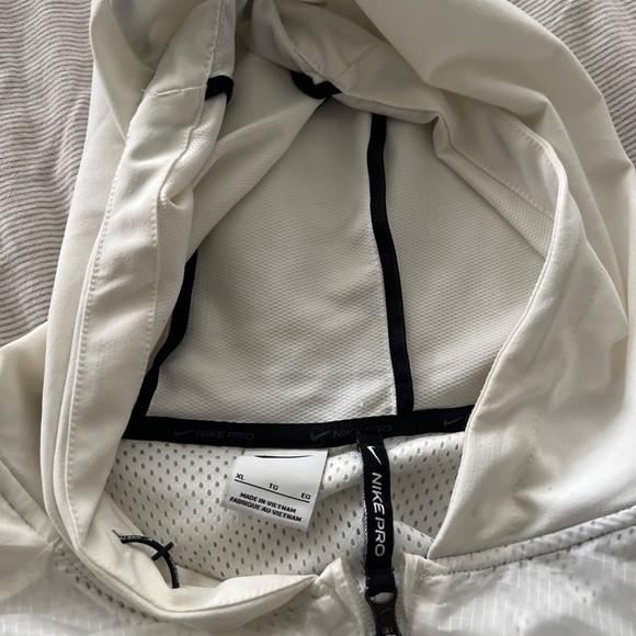 Nike Pro windbreaker XL - Picture 3 of 3